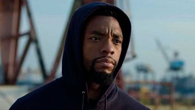 "Dijo que eso era lo que yo merecía cobrar": Chadwick Boseman cedió parte de su sueldo a su coprotagonista para conseguir que estuviese en la película noticias imagen