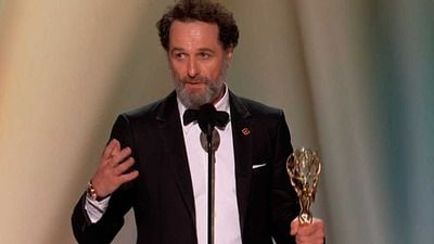 Ganadores Premios Emmy 2026: 'La maldición de Widow's Bay' arrasa y se convierte en la gran ganadora de la noche noticias imagen