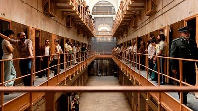 "200 tíos a la vez se cortan las venas pidiendo derechos": la historia real que inspiró la película 'Modelo 77' noticias imagen