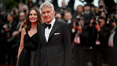 Harrison Ford y Calista Flockhart fueron duramente criticados cuando empezaron su relación, 20 años después son la prueba del puro amor en la graduación de su hijo noticias imagen