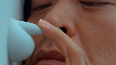 Un hombre se despierta en una habitación llena de penes de querubines a modo de interruptores y, sí, es una película que puedes ver en Prime Video noticias imagen