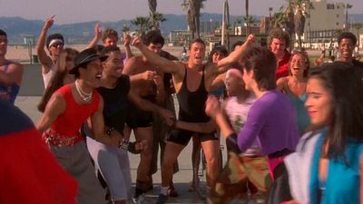 Hace 42 años empezó en el cine bailando, y ahora es una de las estrellas de acción más famosas de la historia. ¿Le reconoces? noticias imagen