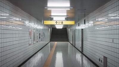 Imagina que caminas por un largo pasillo del metro y que pasas una y otra vez por el mismo sitio: no puedes volver atrás bajo ningún concepto noticias imagen