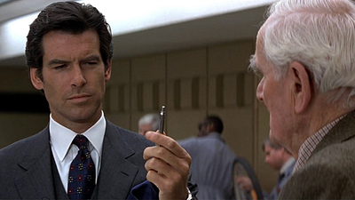 “Ese puto bolígrafo”: esta película de James Bond dependía de que aprendiera a hacer un truco y se buscó un mago para hacerlo noticias imagen