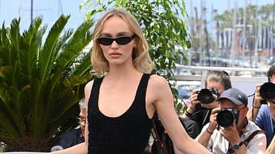 Lily-Rose Depp pone de moda las cuñas de abuela con su último look y así las puedes conseguir por mucho menos