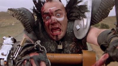 Pausa 'Mad Max 2' en la persecución final para ver una escena de acción que acabó en accidente (y aún así usaron en la película) noticias imagen