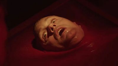 'Infinity Pool', Alexander Skarsgård se estremece de placer con las torturas del festín 'gore' de Brandon Cronenberg noticias imagen