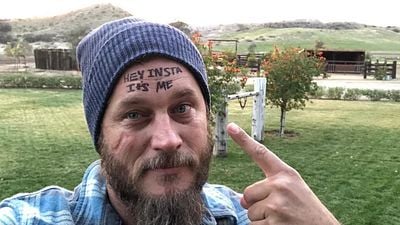 Travis Fimmel solo quiere huir de Hollywood: vive con lo mínimo en una caravana y rodeado de animales