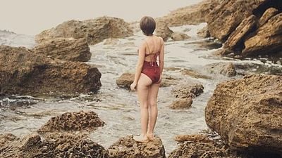 Ya en cines, "un delicado y deslumbrante cuento de fantasmas sin fantasmas": 'Forastera' afronta el duelo desde una perspectiva muy fresca noticias imagen
