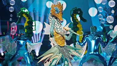 La máscara de 'Mask Singer 3' que más despista a los investigadores: ¿Quién es Caballito de Mar, Salma Hayek o Elsa Pataky? noticias imagen