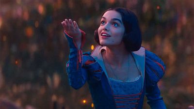 'Blancanieves' dice adiós a los aspectos más problemáticos de la original y eso se agradece, pero cantan demasiado noticias imagen