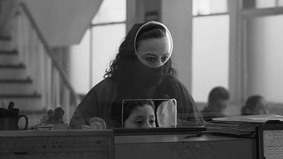 "Una delicada y precisa fábula sobre el descubrimiento del dolor": se estrena en cines 'Moscas', alabada por la crítica noticias imagen