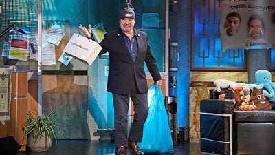 "A 'El Hormiguero' va gratis y aquí cobra": El dardo de David Broncano a Antonio Resines en 'La Revuelta' noticias imagen