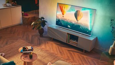 El bombazo de Amazon para montar un cine en casa: un pack de una smart TV Philips con Ambilight y una barra de sonido casi a mitad de precio