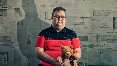 El brillante hacker adolescente que dormía con un oso de peluche pero terminó siendo un monstruo: ya en 'streaming' un oscuro docuthriller sobre el azote de WikiLeaks noticias imagen