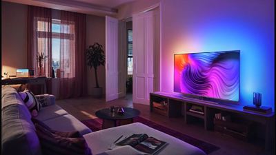 Potente sonido Dolby Atmos y Ambilight en esta smart TV Philips con una pantalla descomunal de 75 pulgadas para hacer de tu hogar una sala de cine