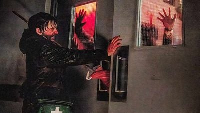 "No vas a ir a un parque de atracciones a subirte a una montaña rusa completamente solo": a punto de llegar a los cines la versión de 'Resident Evil' del director de 'Weapons' noticias imagen