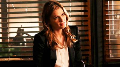 Stana Katic se impuso a 125 actrices para conseguir el papel de Beckett con unas tijeras en la mano: "¿Sabes cortar una línea recta?"