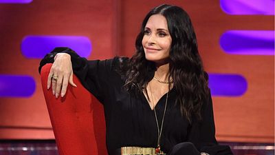 Courteney Cox te enseña a comer pizza al puro estilo neoyorkino (aviso: sale mal)