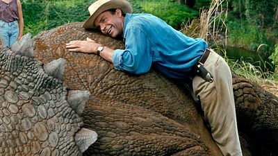 Steven Spielberg recuerda a Sam Neill: "Le costó mucho actuar como si los niños fueran caóticos y malolientes, porque era lo opuesto a él" noticias imagen