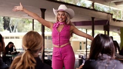 "Si no lo hacías, te multaban": La condición que Margot Robbie impuso en el set de 'Barbie' noticias imagen