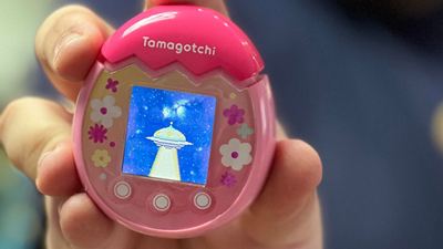 "De pequeño sufría 'bullying' y el Tamagotchi me ayudó a no prestar atención a lo negativo": la magia de un juguete que nunca envejece