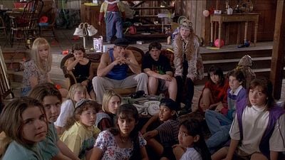 Hace 32 años debutó en una cutre película infantil de campamentos. Hoy está considerada una de las actrices más guapas del mundo, ¿la reconoces? noticias imagen