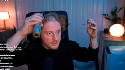 Los suscriptores de este 'streamer' corren a mirarse al espejo tras ver lo que descubre al raparse la cabeza en directo noticias imagen