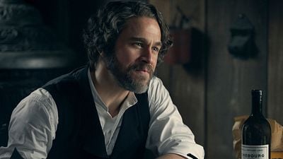 Charlie Hunnam no es el único que repite en la saga de 'Monstruo': Vicky Krieps interpretó a una sádica asesina antes de 'Monstruo: La historia de Lizzie Borden' noticias imagen