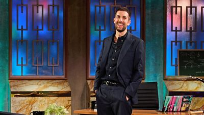 Quién es 'El hombre mágico' de 'La Revuelta', el personaje que aparece todos los días en el programa de David Broncano noticias imagen