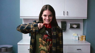 Pasan prácticamente desapercibidos, pero 'Smile' está llena de pequeños detalles como este que hacen que la película sea mejor noticias imagen