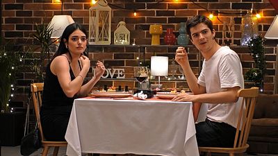 "¿Quién se ha matado?": El susto de dos solteros en 'First Dates' al escuchar una explosión durante su cita noticias imagen