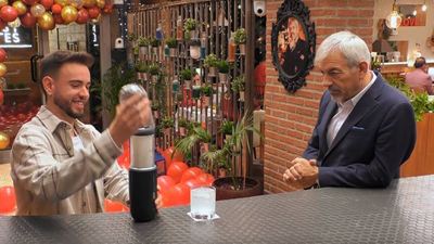 La icónica confusión de Carlos Sobera con el regalo sexual de un soltero de 'First Dates': "¿Es una batidora?"