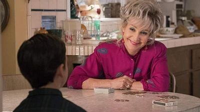 Annie Potts critica el final de 'El joven Sheldon': "Me revolvió el estómago [...] la temida escena de Jim y Mayim como Sheldon y Amy, revelando que seguía igual e impenitente" noticias imagen