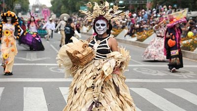 El desfile del Día de los Muertos en CDMX apenas tiene 10 años de antigüedad: existe por culpa de una película de acción de Hollywood noticias imagen