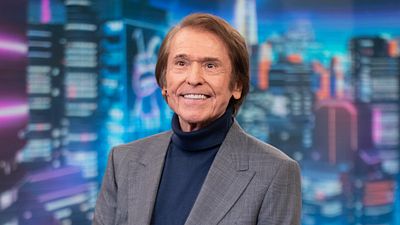 Raphael, ingresado de urgencia por un fallo cerebrovascular mientras grababa 'La Revuelta' noticias imagen