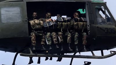 En 1983, un grupo de soldados usaron su tarjeta de crédito y un teléfono público para pedir apoyo en pleno combate: a Hollywood le fascinó la historia noticias imagen