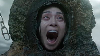 Netflix estrena en solo 54 días su esperada secuela de fantasía y acción: Charlize Theron regresa para enfrentarse a Uma Thurman noticias imagen