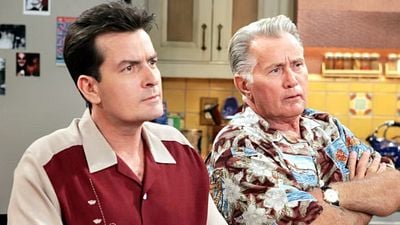Charlie Sheen regresa a televisión y lo hace con su padre: protagonizarán una comedia con guionistas de 'Dos hombres y medio' noticias imagen