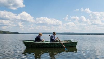 El tierno viaje de una niña que no quiere hablar y un hombre que no quiere escuchar: 'Leo & Lou' noticias imagen
