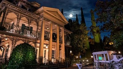 Muere una mujer en Disneyland: Quedó inconsciente tras recorrer la atracción de terror 'Mansión Encantada' noticias imagen
