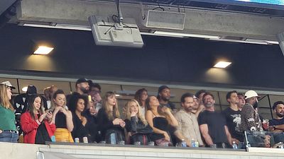 Taylor Swift hace piña con Sophie Turner y Hugh Jackman tras sus respectivos divorcios: la excusa fue un partido de fútbol de Travis Kelce