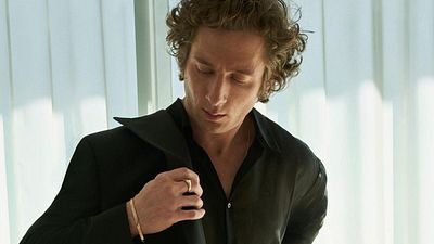 El significado de la flor que llevaba Jeremy Allen White en los Critics Choice Awards: ¿un dardo directo a Rauw Alejandro? noticias imagen