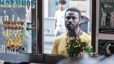 Malcolm Treviño-Sitté marca un hito en nuestro país con 'Detective Touré', pero ya le vimos en 'Aquí no hay quien viva' y 'La que se avecina' noticias imagen