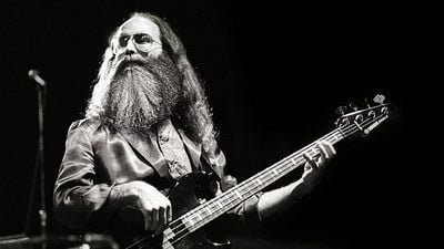 Los productores no paraban de pedirle cambios, así que inventó un botón que les daba lo que querían: nada noticias imagen