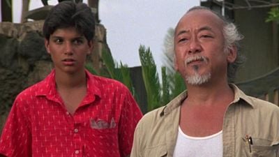 Siempre pensamos que Pat Morita aparecía en esta escena de 'Karate Kid', pero en realidad es su doble llevando una calva y un mono noticias imagen