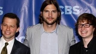 Ashton Kutcher y Jon Cryer, desnudos en el póster de la novena de 'Dos hombres y medio' noticias imagen