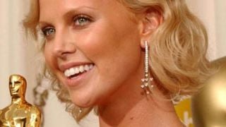 Charlize Theron ('Young Adult') se pelea por vestir de Victoria Beckham en los Oscar noticias imagen