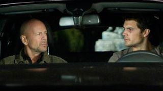 'La fría luz del día': Bruce Willis arremete contra dos policías en el nuevo clip de la película de Henry Cavill noticias imagen