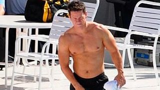 'Pain and Gain': Mark Wahlberg muestra sus músculos en la piscina